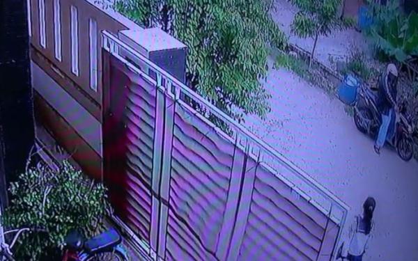 Rekaman CCTV Aksi Pria Pamer Alat Vital di Bekasi, Rabu (22/1/2020) (Foto: Istimewa)