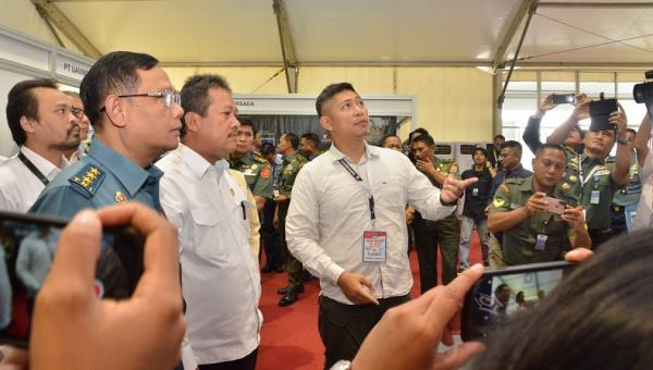 wamenhan wahyu sakti trenggono Wamenhan Wahyu Sakti Trenggono (dua dari kanan) membuka rapim Kemenhan di Jakarta, Selasa (22/1/2020). (Foto: Istimewa)