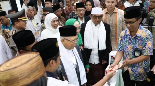 Wapres Ma'ruf Amin melihat stan ekonomi karya santri. (Foto: istimewa)