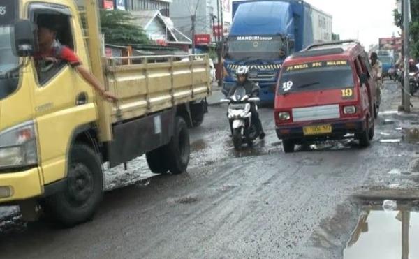Jalan Berlubang di Bekasi, Kamis (23/1/2020) (Foto: iNews/Rahmat)
