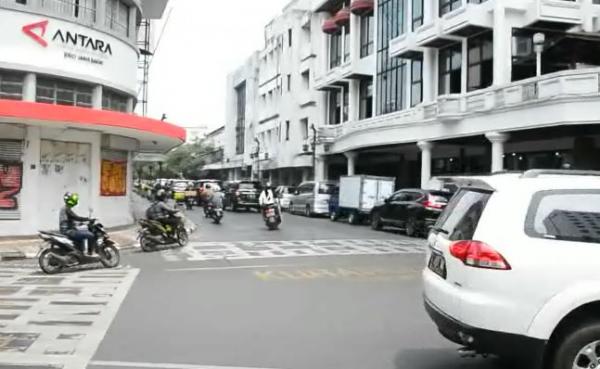 Jalan Braga di Bandung yang akan disterilisasi, Kamis (23/1/2020) (Foto: iNews/Billy Maulana)