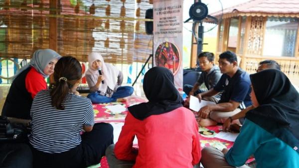 Pertamina 2 Kapolsek Padalarang Kompol Supriati didampingi Kanit Reskrim Iptu Yasmin Badruzzaman menunjukkan barang bukti hasil kejahatan pelaku curat minimarket di Mapolsek Padalarang, Kamis (23/1/2020). (Foto: SINDOnews)