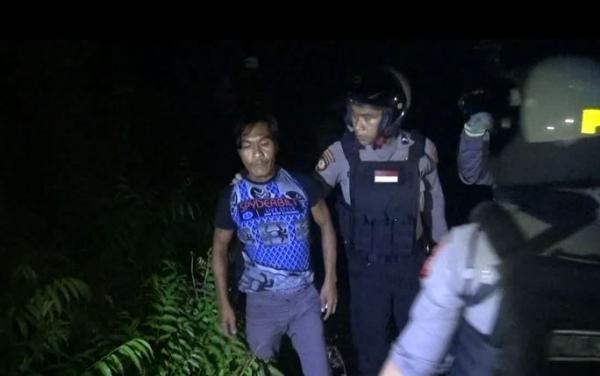 Pria hidung belang lari ke hutan saat dirazia, Kamis (23/1/2020) (Foto:iNews/Ade Sata)