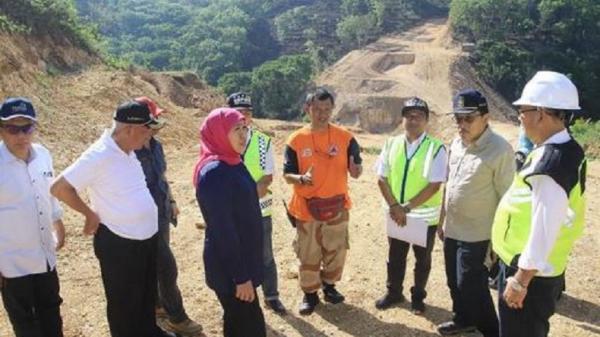 Gubernur Jatim Khofifah Indar Parawansa saat memantau progres pengerjaan Jalur Lingkar Selatan (JLS) di Kabupaten Malang, Sabtu (25/1/2020). (Foto: Humas Pemprov Jatim)