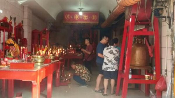 Klenteng Imlek ANT Warga merayakan imlek dengan berdoa di klenteng. (Foto: Antara).