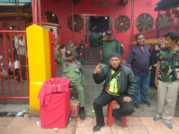 Ahdori, Satpam Wihara Dharma Bhakti yang berada di kawasan Pecinan Petak Sembilan, Glodok, Taman Sari, Jakarta Barat, Sabtu (25/1/2020). (Foto: iNews.id/Wildan Catra Mulia)