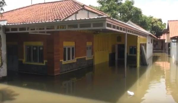 Rumah warga di Kelurahan Sumur Panggang, Margadana, Kota Tegal terendam banjir, Minggu (26/1/2020). (Foto: iNews/Yunibar)