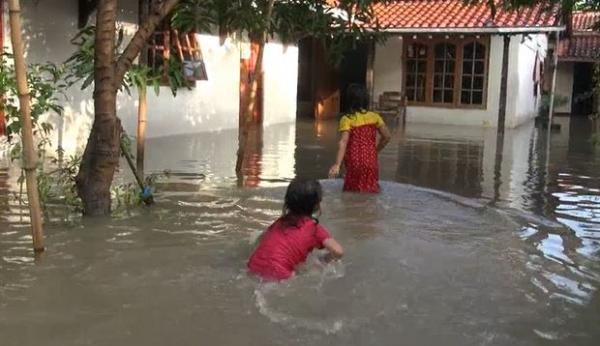 Anak-anak bermain air banjir di Tegal, Minggu (26/1/2020) (Foto:iNews/Yunibar)