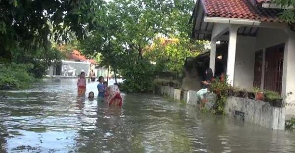Banjir rendam Desa Dukuhturi Tegal, Minggu (26/1/2020) (Foto: iNews/Yunibar)