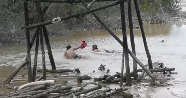 Pelaku tambang ilegal di Pangkalpinang lari tunggang langgang, Minggu (26/1/2020) (Foto/;iNews/Haryanto)