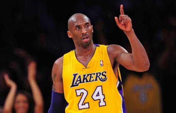 LeBron James (kanan) memeluk erat Kobe Bryant saat keduanya memenangi medali emas Olimpiade Beijing 2008. (Foto: New York Post)