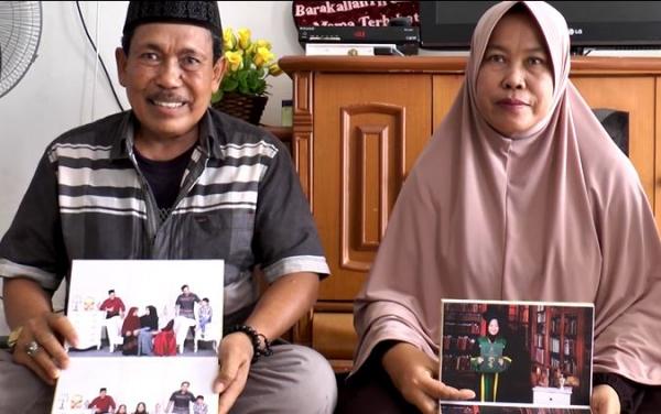 Ayah dan Ibu Ita Kurniawati, Mahasiswa asal Aceh di Wuhan, Selasa (28/1/2020) (Foto:iNews/Afsah)