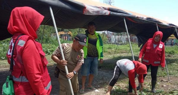 BPBD Kabupaten Bandung membangun tenda BPBD Kabupaten Bandung membangun tenda, Selasa (28/1/2020) (Foto: dok BNPB)