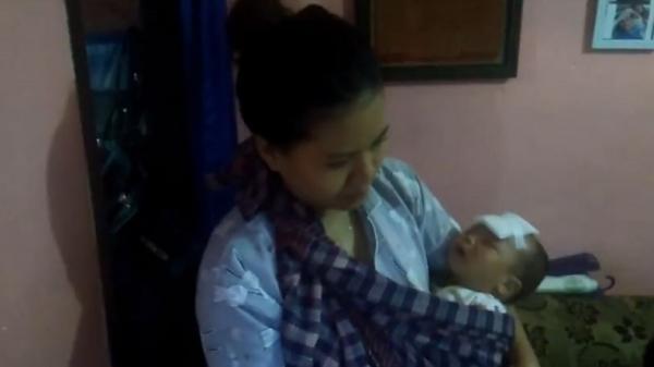 Bayi yang luka-luka tertimpa reruntuhan atap rumah yang ambruk, Selasa (28/1/2020) dini hari di Kampung Pulo Geulis, Kelurahan Babakan Pasar, Kecamatan Bogor Tengah, Kota Bogor, Jabar, Selasa (28/1/2020). (Foto: iNews/Furqon Munawar)