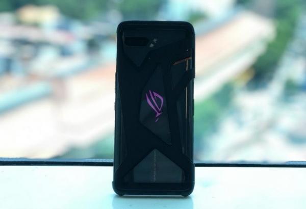 Bagian belakang ROG Phone 2 (Foto: iNews.id/Dini)