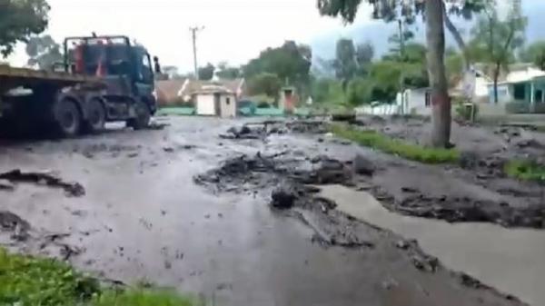 Banjir bandang melanda kawasan Kecamatan Ijen, Kabupaten Bondowoso, Jawa Timur (Jatim), Rabu (29/1/2020) sore. (Foto: iNews/Riski Amirul Ahmad)