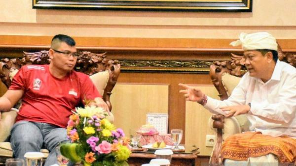 Mantan Petinju Indonesia Chris John berbincang dengan Wali Kota Denpasar, Bali, Ida Bagus Rai Dharmawijaya Mantra di Denpasar, Rabu (29/1/2020). (Foto: ANTARA/Komang Suparta)