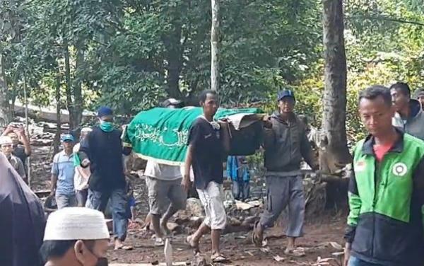 Prosesi pemakaman Delis Sulistina, Rabu (29/1/2020) (Foto:iNews/Asep Juhariyono)