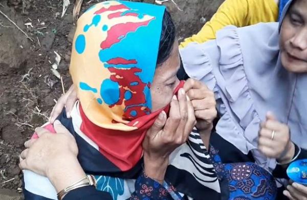 Wati, Ibu Delis Sulistina menangis, Rabu (29/1/2020) (Foto: iNews/Asep Juhariyono)