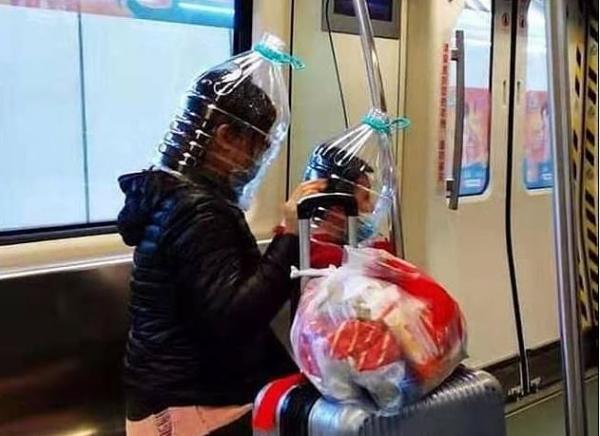 Seorang ibu dan anaknya memakai galon air untuk menutupi wajah. (FOTO: doc. FacebooK)