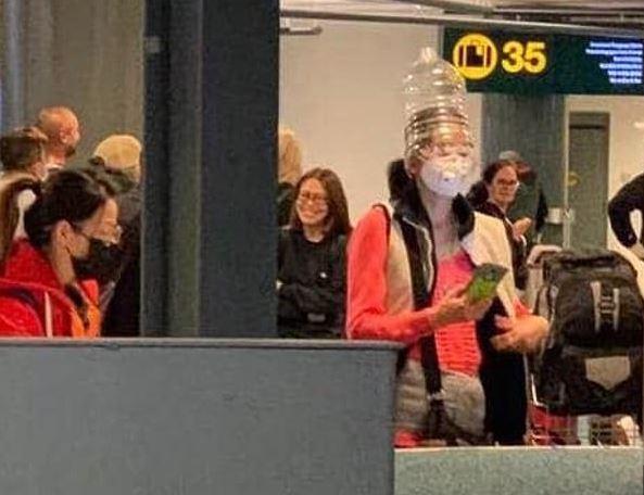 Pelancong China lain yang menggunakan plastik besar untuk menutupi wajah. (FOTO: doc.Facebook)