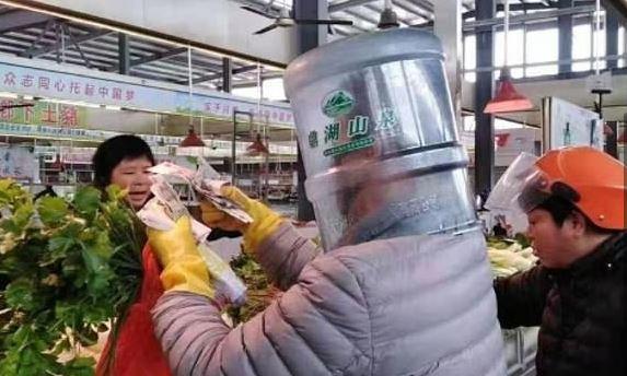 Di beberapa kota Cina masker wajah hampir habis sehingga warga menggunakan benda lain untuk menutupi wajah. (FOTO: doc. Twitter)