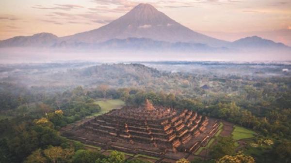 Candi Borobudur dengan latar belakang gunung lancip (Foto: Instagram/@jerre_stead)