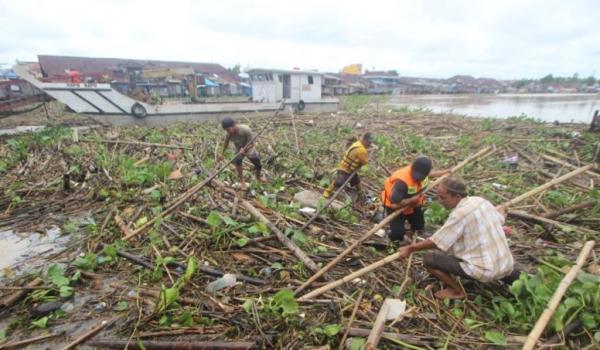 Petugas bersihkan sampah di Martapura, Sabtu (1/2/2020) (Foto:Antara)