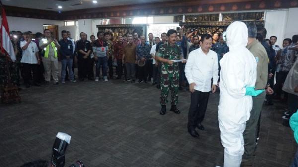 Panglima TNI Marsekal TNI Hadi Tjahjanto bersama Menlu Retno Marsudi dan Menkes Terawan Agus Putranto menghadiri upacara pelepasan Satgas Penjemputan warga negara Indonesia (WNI) di Bandara Soekarno-Hatta, Sabtu (1/2/2020). (Foto: Istimewa).