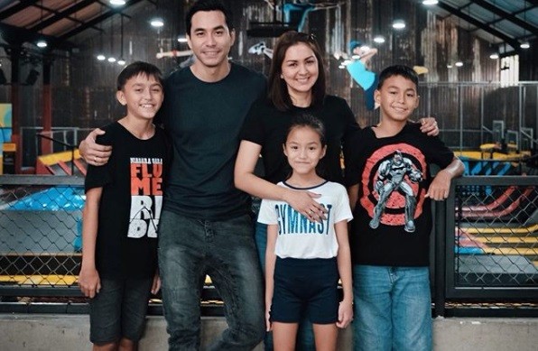 Gaya parenting artis Indonesia, Darius Sinathria-Donna Agnesia (Foto: IG)