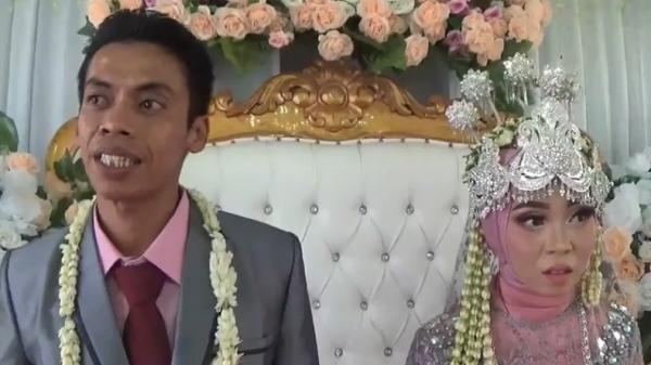 Pasangan pengantin Sumantri dengan Yati yang menggelar karpet merah hingga 1 Km lebih (Foto: iNews/Iskandar Nasution)