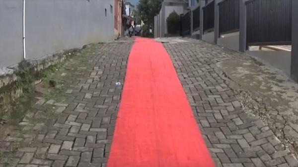 Karpet merah menuju lokasi pernikahan Sumantri dengan Yati (Foto: iNews/Iskandar Nasution)