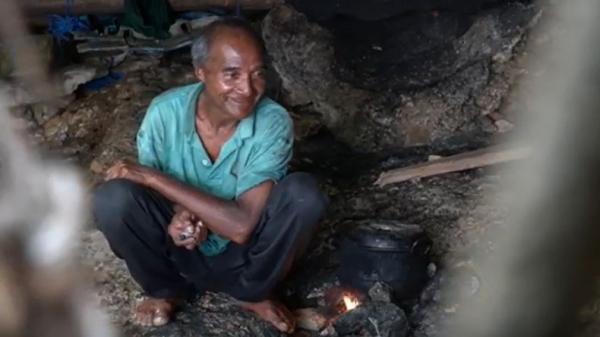 3 Kakek Goa1 Kakek La Udu sedang memasak air di dalam goa selepas mencari ikan di laut. (Foto: iNews/Andi Ebha)
