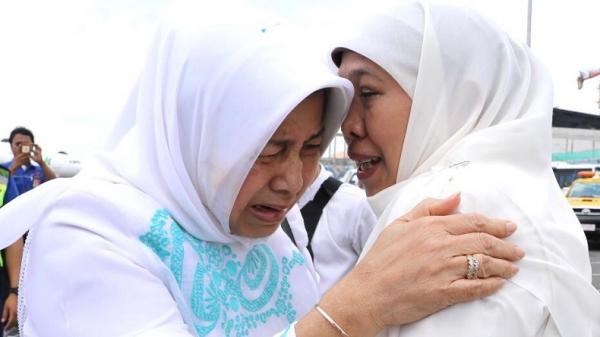 Gubernur Jatim Khofifah Indar Parawansa dan istri KH Salahudin Wahid (Gus Sholah), Nyai Farida berpelukan sambil menangis, saat prosesi pemakaman di Jombang, Senin (3/2/2020).(Foto: iNews.id/Ihya` Ulumuddin)