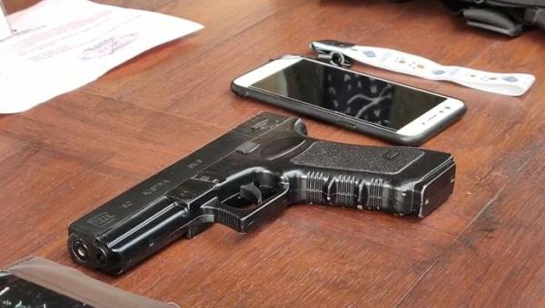 Pistol mainan yang digunakan polisi gadungan  di Depok, Selasa (4/1/2020) (Foto:iNews/Iyung Rizky)