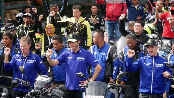 Managing Director Yamaha Factory Racing Lin Jarvis bersama Valentino Rossi dan Maverick Viñales berfoto bareng para penggemar di komplek Bandara International Hotel, Cengkareng, Banten, Selasa (4/2/2020). (Foto: ANTARA/ADITYA E.S. WICAKSONO)