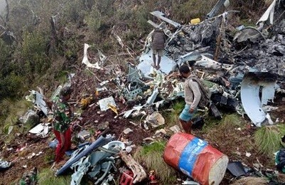 Bangkai pesawat diduga helikopter MI 17 milik penerbad TNI AD di Pegunungan Bintang, Papua. (Foto: iNews/Chanry Andrew Suripatty)