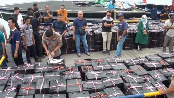 Barang bukti 1.000 kotak berisi 12.000 botol miras ilegal yang hendak diselundupkan ke Jakarta lewat Lampung diamankan Polda Babel, Selasa (5/2/2020). (Foto: iNews/Haryanto)
