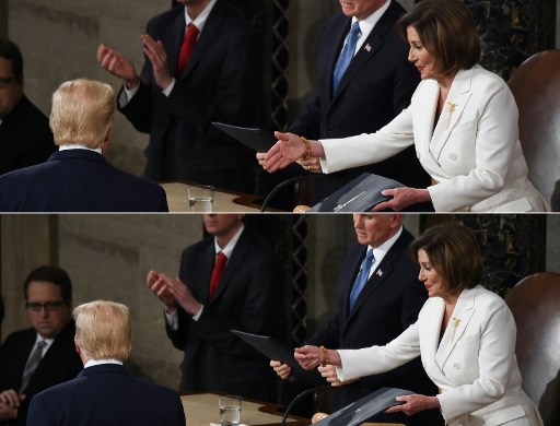 Ketua DPR AS Nancy Pelosi mengulurkan tangan kepada Presiden AS Donald Trump. (FOTO: Olivier DOULIERY / AFP)