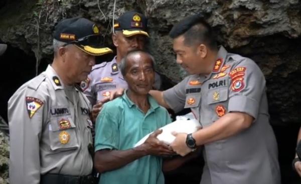 6 Kaek Gua2 Kapolres Baubau, AKBP Zainal Rio Tangkiri memberikan bantuan beras dan sembako kepada La Udu, kakek yang 10 tahun tinggal di gua. (Foto: iNews/Andi Ebha)