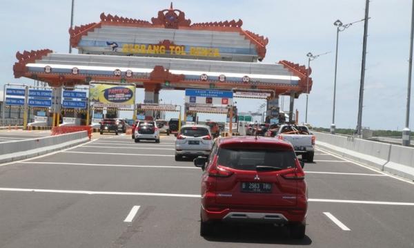 Rombongan test drive melintasi Tol Benoa.
