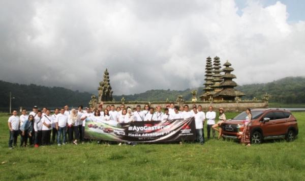 Jajaran MMKSI beserta jurnalis peserta test drive di Danau Temblingan, Bali.