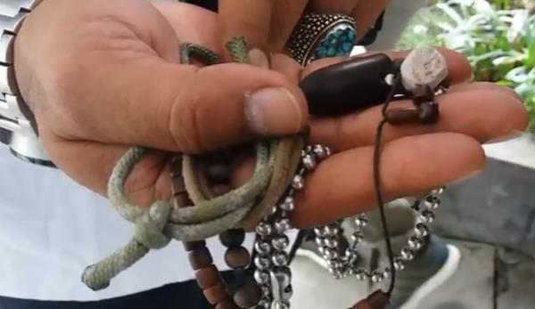 Jimat yang ditemukan panitia seleksi CPNS di Jatim. (Foto: iNews/Yudha Prawira)