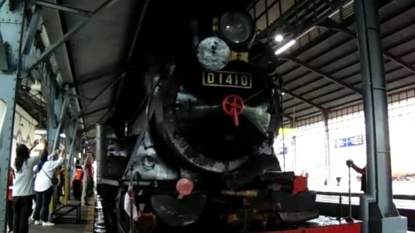 Kereta api (KA) uap kuno buatan Jerman tahun 1951-1955 milik Pemkot Solo, Jawa Tengah (Jateng), Kamis (6/2/2020). (Foto: iNews/Septyantoro)