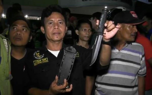 Senjata tajam digunakan maling di Bekasi, Jumat (7/2/2020) (Foto:iNews/Rahmat)