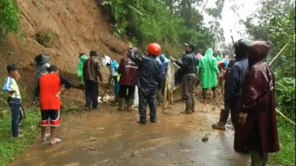 Longsor Purwakarta-1 Warga membersihkan material longsor di Purwakarta (Irwan/iNews)