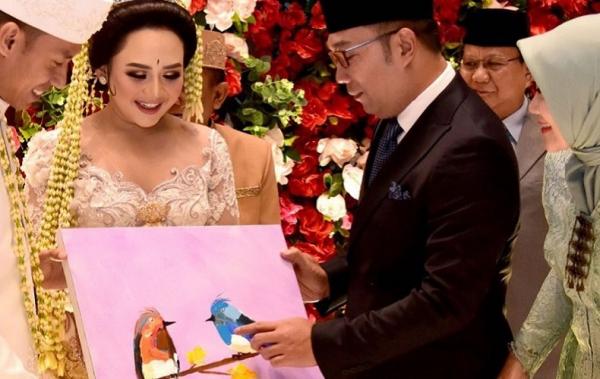 Menteri Pertahanan (Menhan) Prabowo Subianto dan Gubernur Jawa Barat (Jabar) Ridwan Kamil menjadi saksi pernikahan putri Ketua DPRD Jabar Taufik Hidayat, Sabtu (8/2/2020). (Foto: Instagram Ridwan Kamil)
