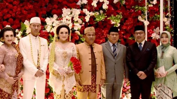 Menteri Pertahanan (Menhan) Prabowo Subianto dan Gubernur Jawa Barat (Jabar) Ridwan Kamil menjadi saksi pernikahan putri Ketua DPRD Jabar Taufik Hidayat, Sabtu (8/2/2020). (Foto: Instagram Ridwan Kamil)