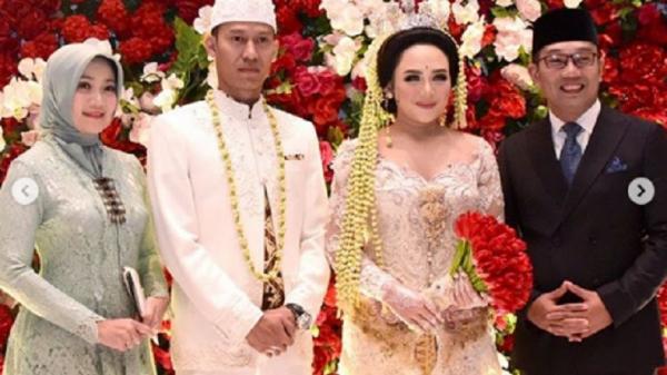Menteri Pertahanan (Menhan) Prabowo Subianto dan Gubernur Jawa Barat (Jabar) Ridwan Kamil menjadi saksi pernikahan putri Ketua DPRD Jabar Taufik Hidayat, Sabtu (8/2/2020). (Foto: Instagram Ridwan Kamil)