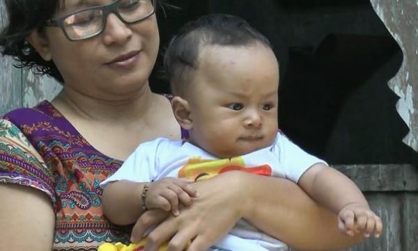 Bayi Alhamdulillah Rejeki Hari Ini Digendong, Minggu (9/2/2020) (Foto:iNews/Trisna Purwoko)
